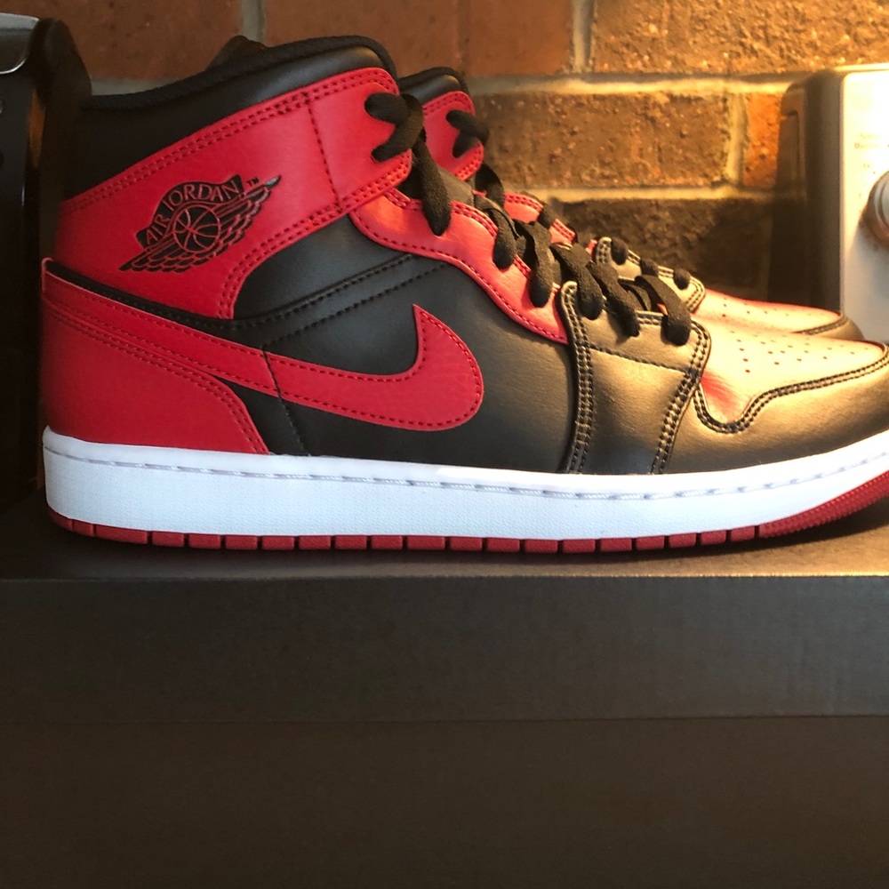 Jordan 1 mid Banned
